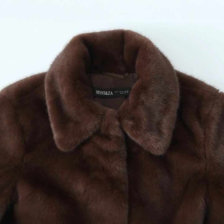 Women’s short jacket made of luxurious faux fur with a classic shirt collar