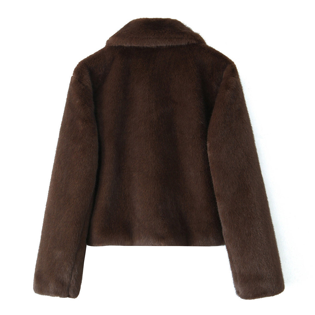 Women’s short jacket made of luxurious faux fur with a classic shirt collar