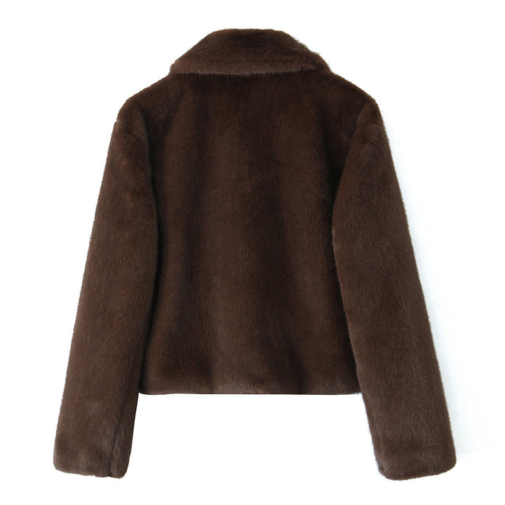 Women’s short jacket made of luxurious faux fur with a classic shirt collar