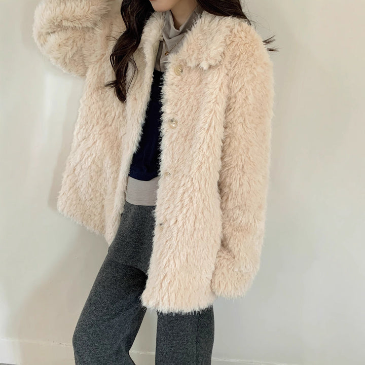 Women Fluffy Teddy Coat made of Faux Fur with Shirt Collar and Boxy Silhouette