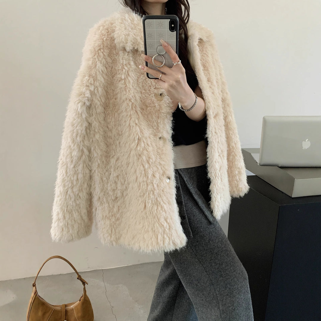 Women Fluffy Teddy Coat made of Faux Fur with Shirt Collar and Boxy Silhouette