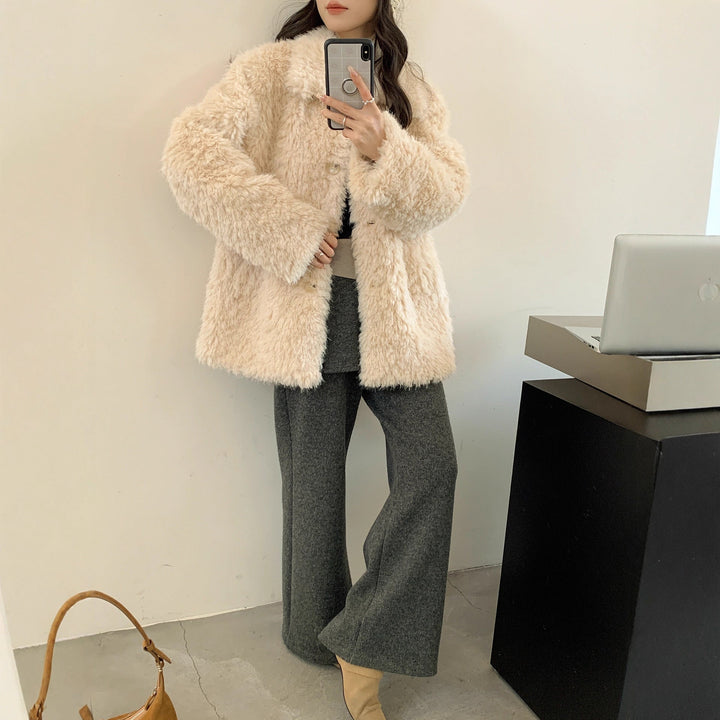Women Fluffy Teddy Coat made of Faux Fur with Shirt Collar and Boxy Silhouette