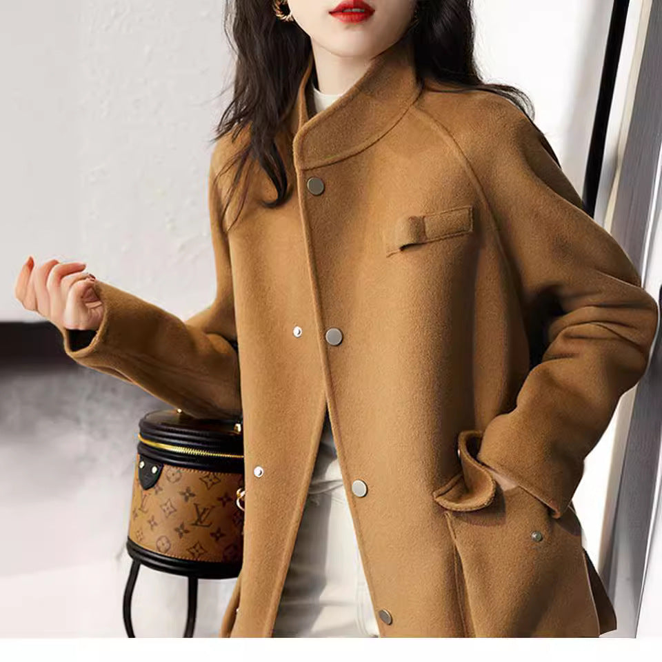 Women’s fashionable transition jacket with practical pockets