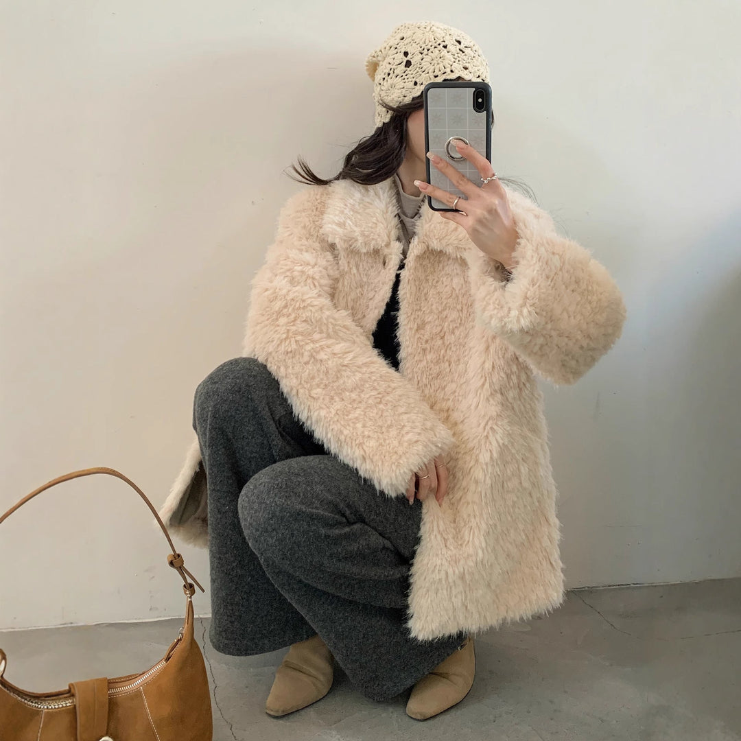 Women Fluffy Teddy Coat made of Faux Fur with Shirt Collar and Boxy Silhouette