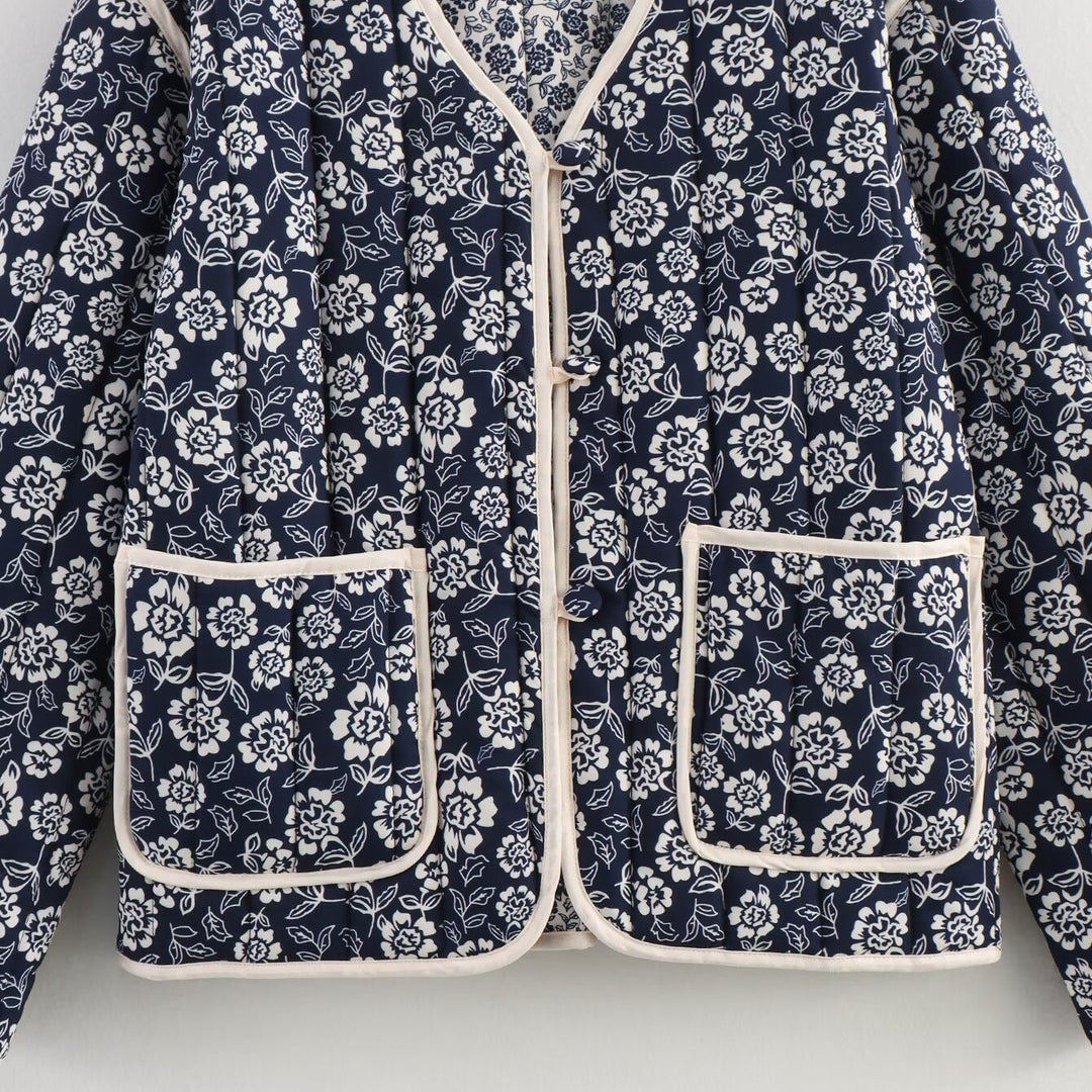 Ladies quilted jacket with floral allover, V-neck, contrast piping and patch pockets