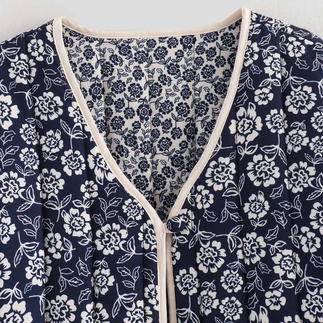Ladies quilted jacket with floral allover, V-neck, contrast piping and patch pockets