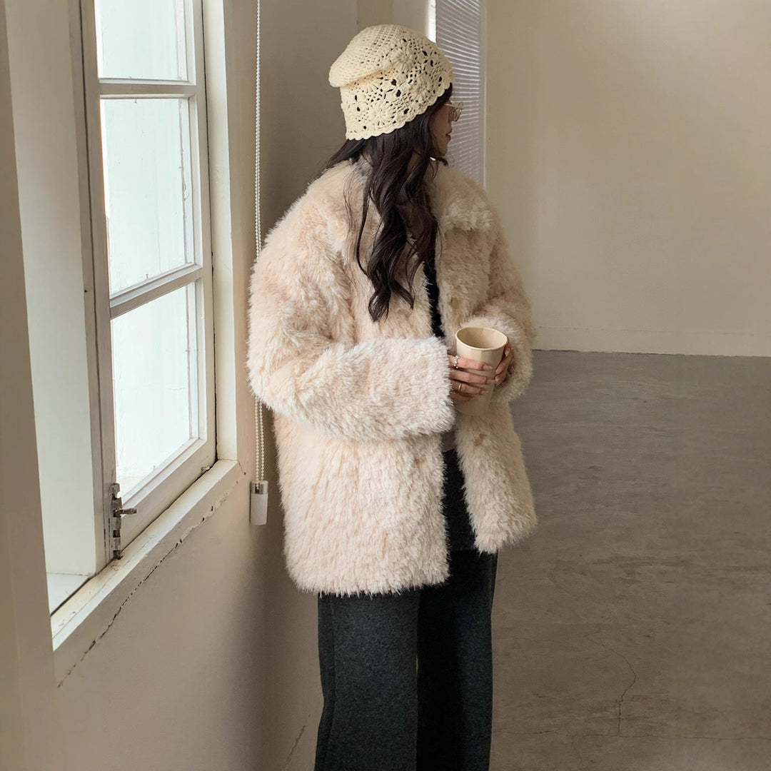 Women Fluffy Teddy Coat made of Faux Fur with Shirt Collar and Boxy Silhouette