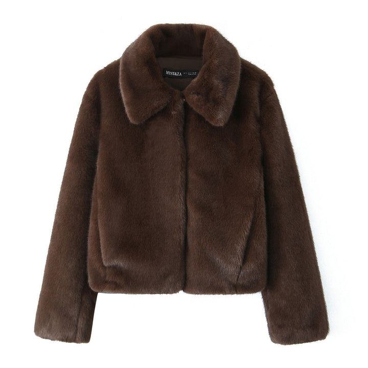Women’s short jacket made of luxurious faux fur with a classic shirt collar